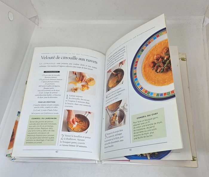 "Petit guide du bien-être. L'alimentation au fil des saisons".
60 pages.
ISBN : 3.8290.3662.0 - photo numéro 5