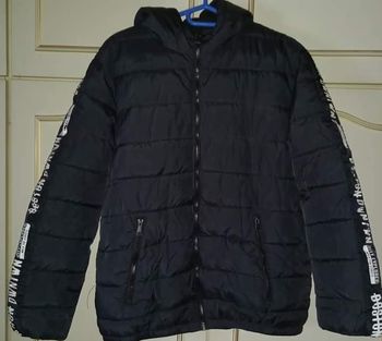 Blouson doudoune 16 ans gemo
Quelques écritures s effacent sur les manches ( voir photo)