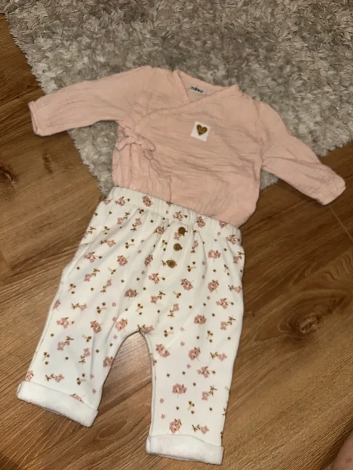 Ensemble pantalons velours et haut fin 3 mois.
