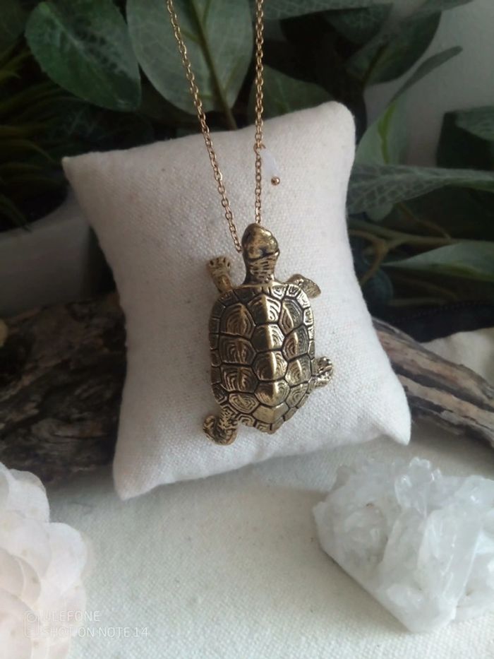 Collier tortue et pierre de cristal de quartz en cœur