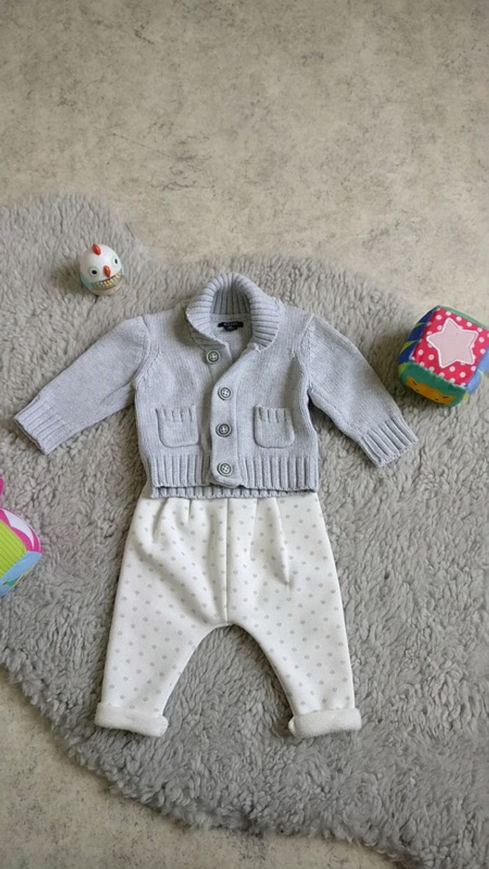 Ensemble pantalon + gilet taille 1 mois