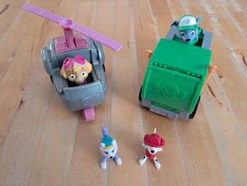 Lot de 2 personnages pat patrouille et leurs véhicules
