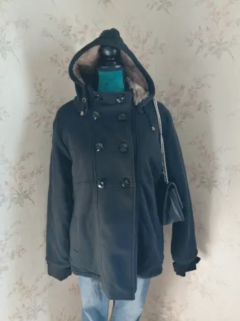 Manteau noir à capuche fourré avec poches et fermeture boutons / gémo / (XXL)