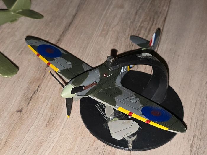 Lot 2 Miniatures d'avion.