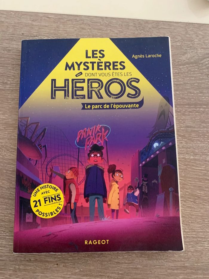 Livre les mystères dont vous êtes le héros Agnès Laroche