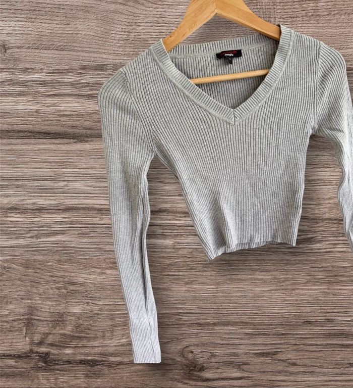 Pull court manches longues col V gris Jennyfer taille 36 S - photo numéro 2