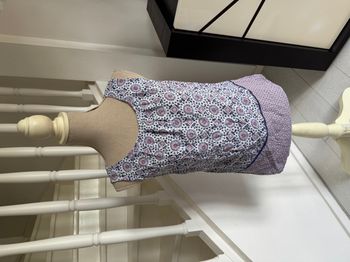 Blouse manches courtes Camaieu crème bleu et violet à motifs géométriques