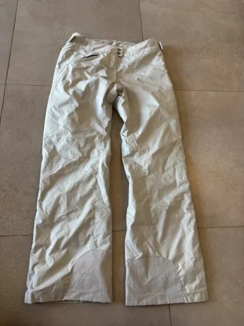 Pantalon de ski Decathlon taille 42, bon état mais il y a des petites traces en bas 42x110cm