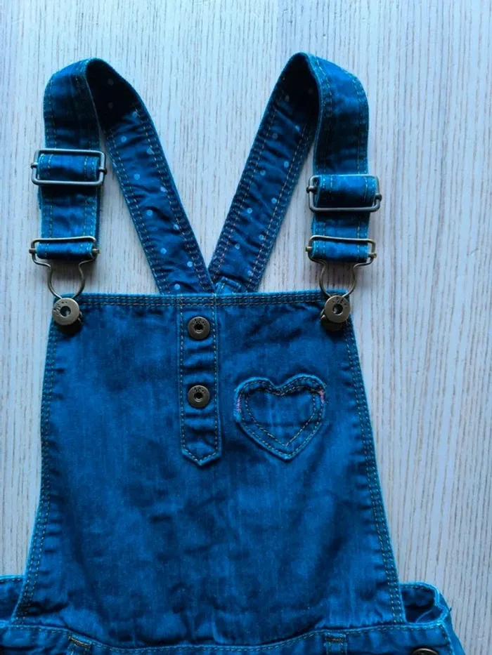 💙 Salopette short en jean Kidkanaï – 5 ans – Détails cœurs - photo numéro 3