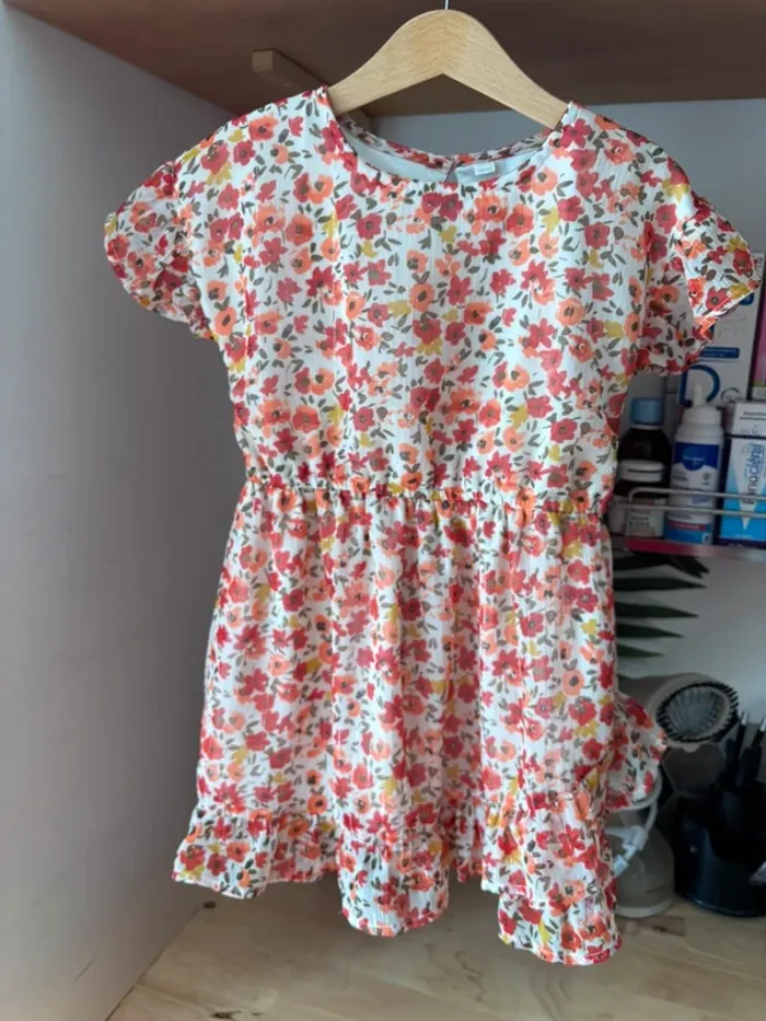 Jolie petite robe volantée fleurie • 110/116 cm - photo numéro 2