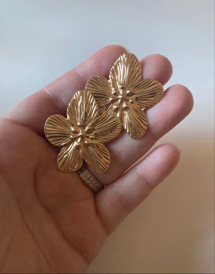 Boucles d’oreilles NEUVES pour femme forme de fleurs couleur doré - photo numéro 4