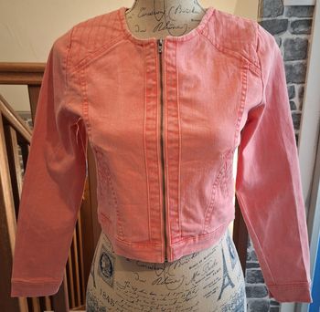Veste en jean zippée couleur corail brodée et imprimée au dos