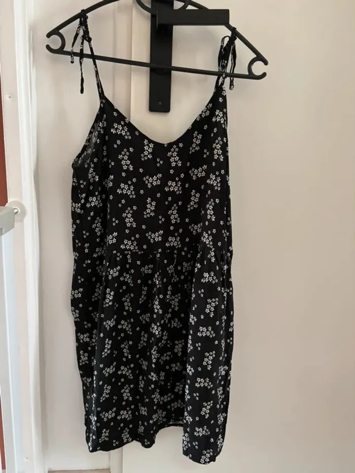 Robe noire fleurie blanche Kiabi t.36 tbe