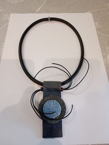 Collier caoutchouc cuir noir