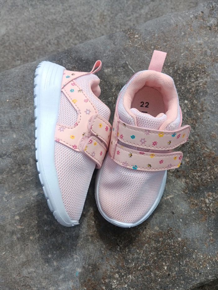 Basket rose à motifs fleuris taille 22