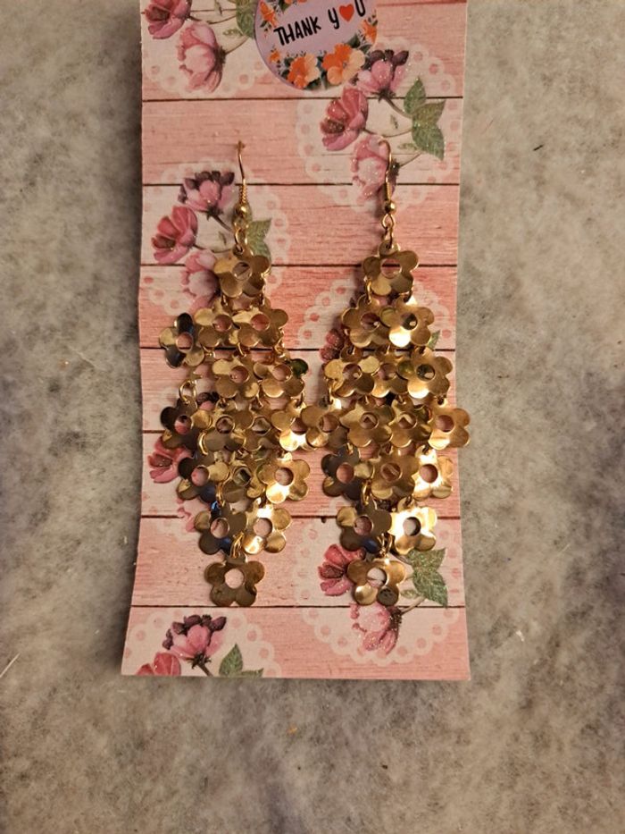 Boucles d'oreilles pendante doré petite fleurs - photo numéro 5