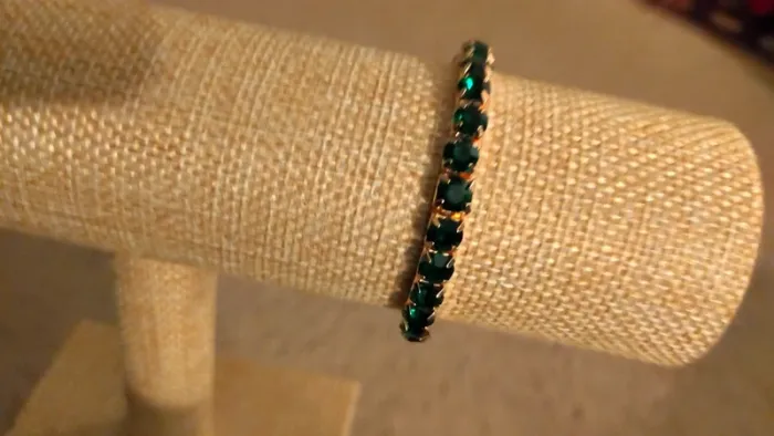 Bracelet doré cristaux verts foncés, femme, élastique