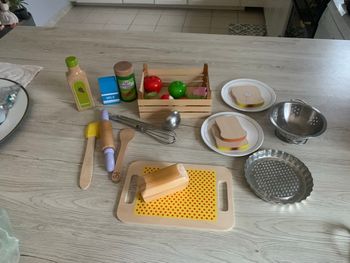 Dînette et nourriture en bois et métal pour enfant