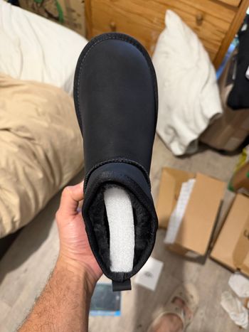 Ugg noir en cuir de vache 