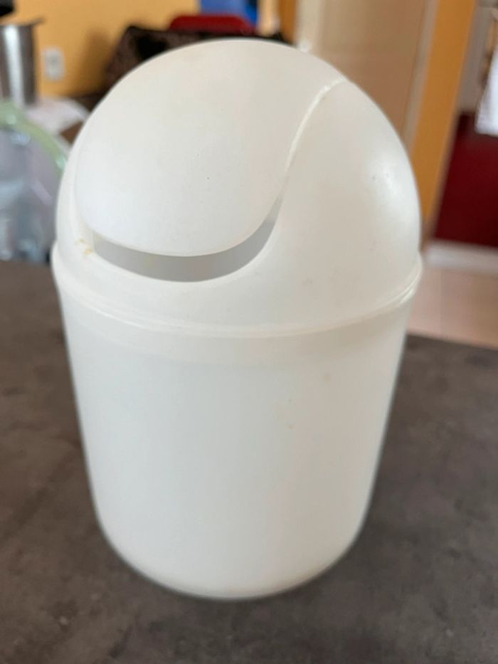 Poubelle en plastique