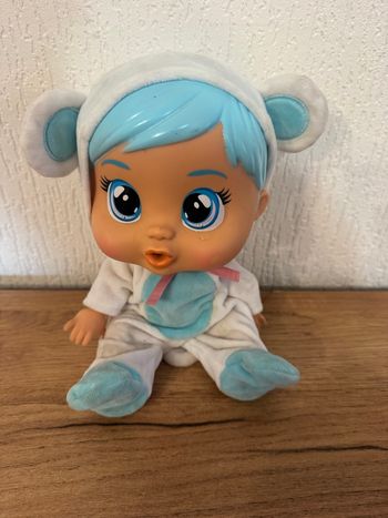 Bebe fille qui sort de l’eau au niveau des yeux