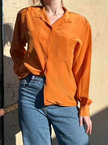 Chemise fluide manches longues bouffantes et épaulettes - orange satiné