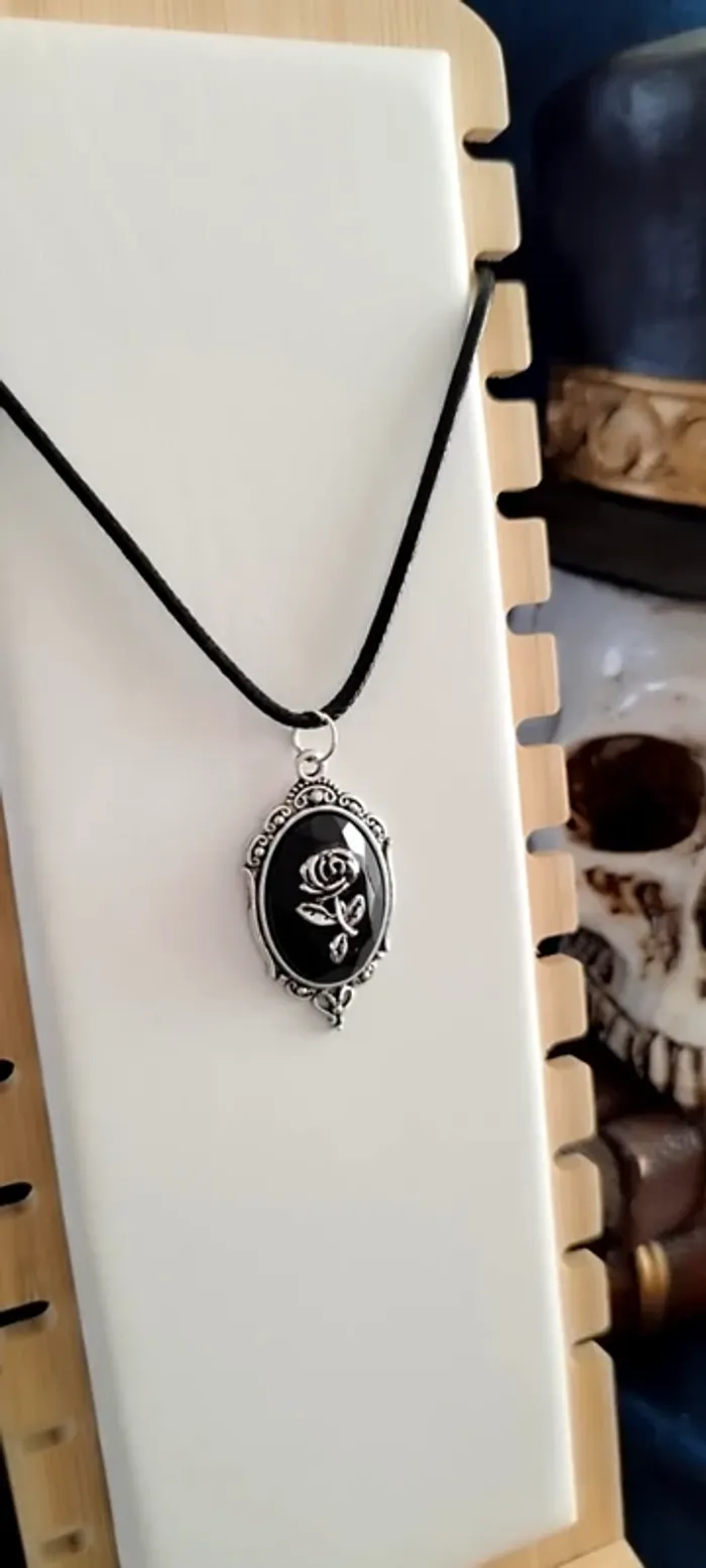 Collier avec pendentif type camée fleur - photo numéro 2