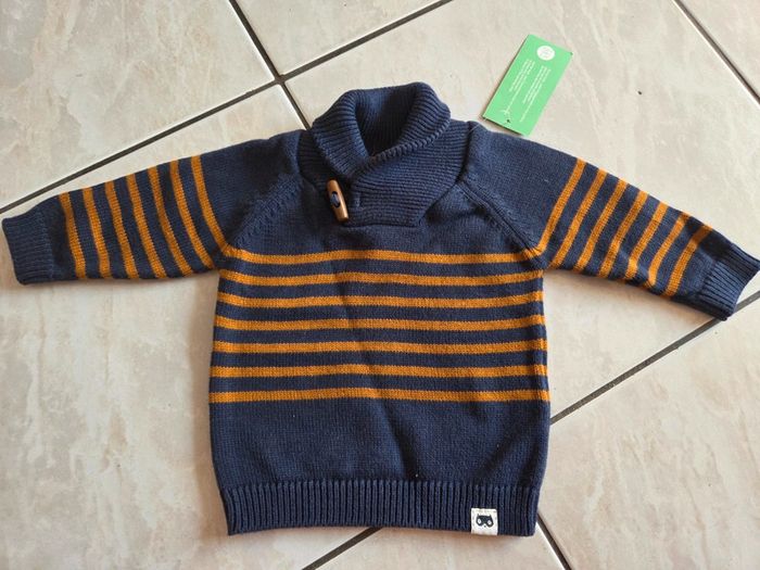 Pull neuf tape a l oeil