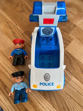 Lego véhicule police + lumières et sons et personnages