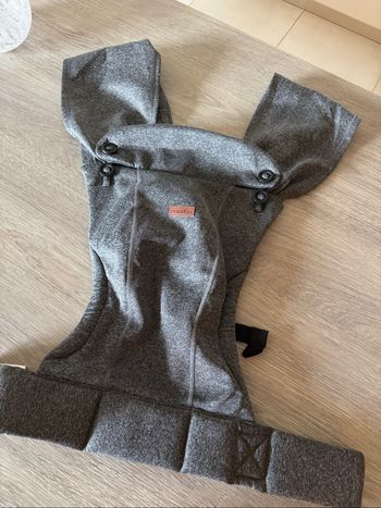 Porte bébé Maïka gris comme neuf