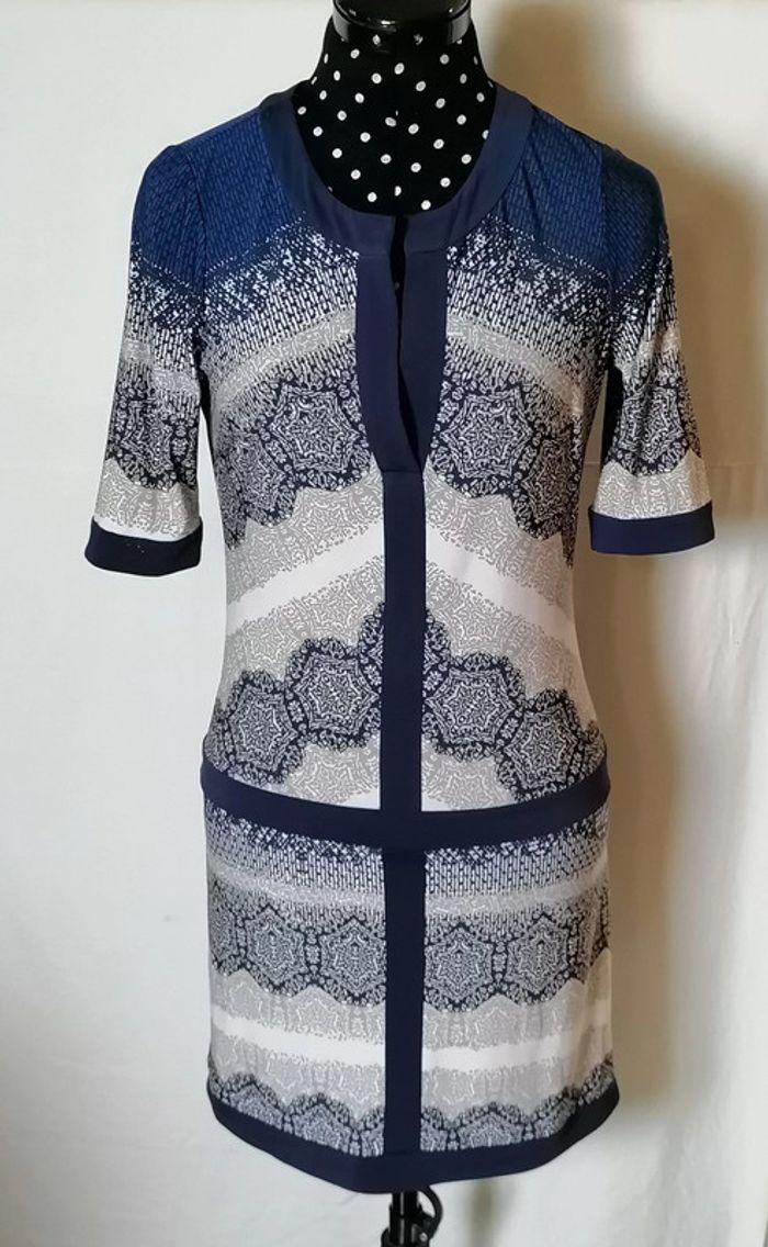 Robe court motifs ethniques marine blanc beige taille xxs BCBG Maxazria - photo numéro 3