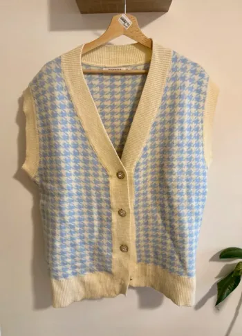 Pull sans manches pied de poule bleu ciel à boutons