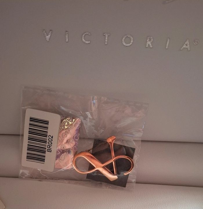 Très belle broche Victoria Bijoux neuve - photo numéro 2