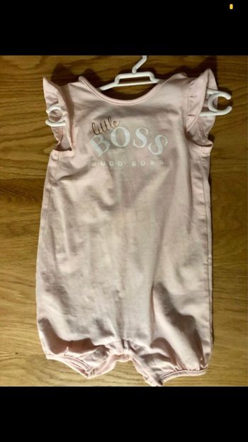 Barboteuse Boss rose pale  état impeccable  6 mois