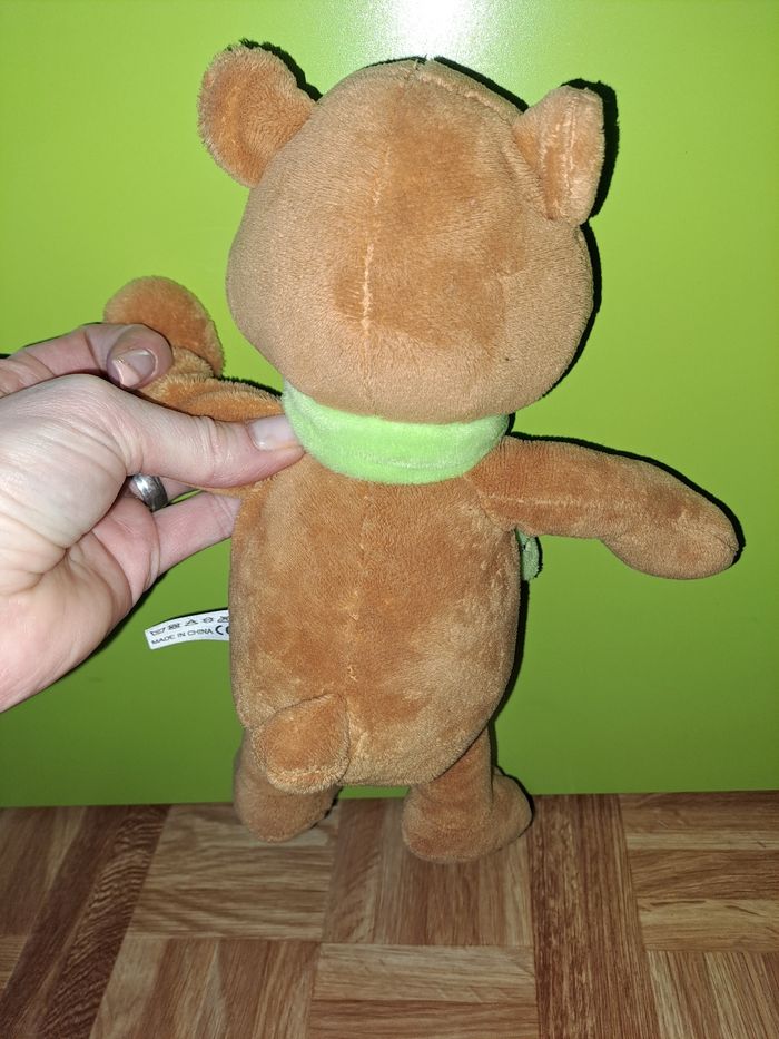 Ours brun a l écharpe verte - photo numéro 3