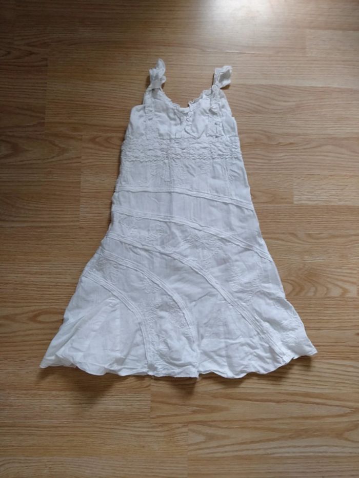 Robe blanche bretelles fines. Filles . Tom kids.
Taille 4 ans