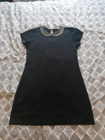 Robe noir à col perlé