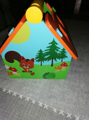 Petite maison de bois colorée avec cubes