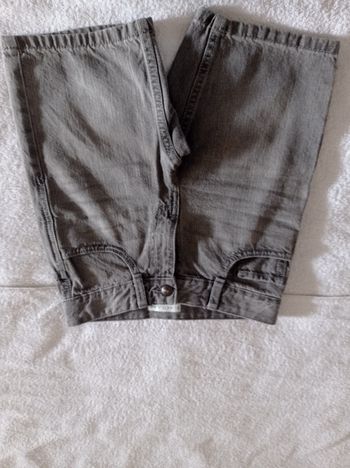 Bermuda en jean gris taille 9 ans poches devant deux poches  derrière voir photos super sympa pour l'été