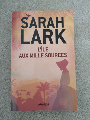 Livre L'île aux Mille sources de Sarah Lark