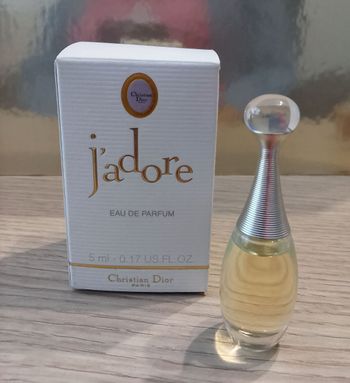 Miniature de parfum j adore de Dior