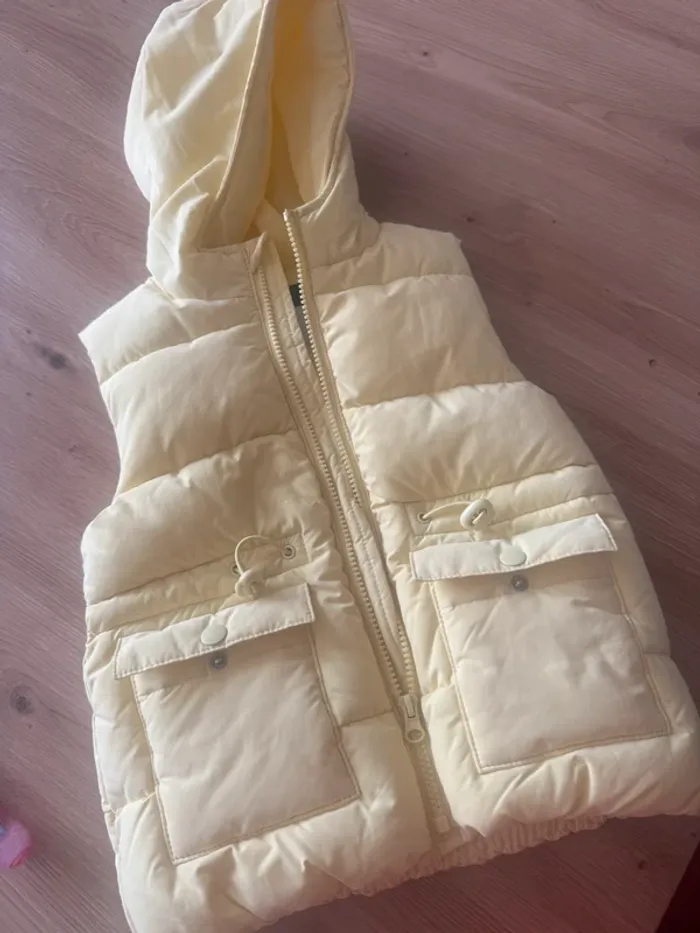 Doudoune sans manches kiabi jaune pastel 3ans