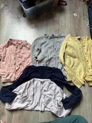 Lot 3 gilets et 2 boléros 8 ans fille Kiabi