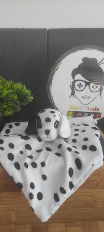 Doudou plat chien dalmatien noir blanc rouge Bambi collier taches carré cocard