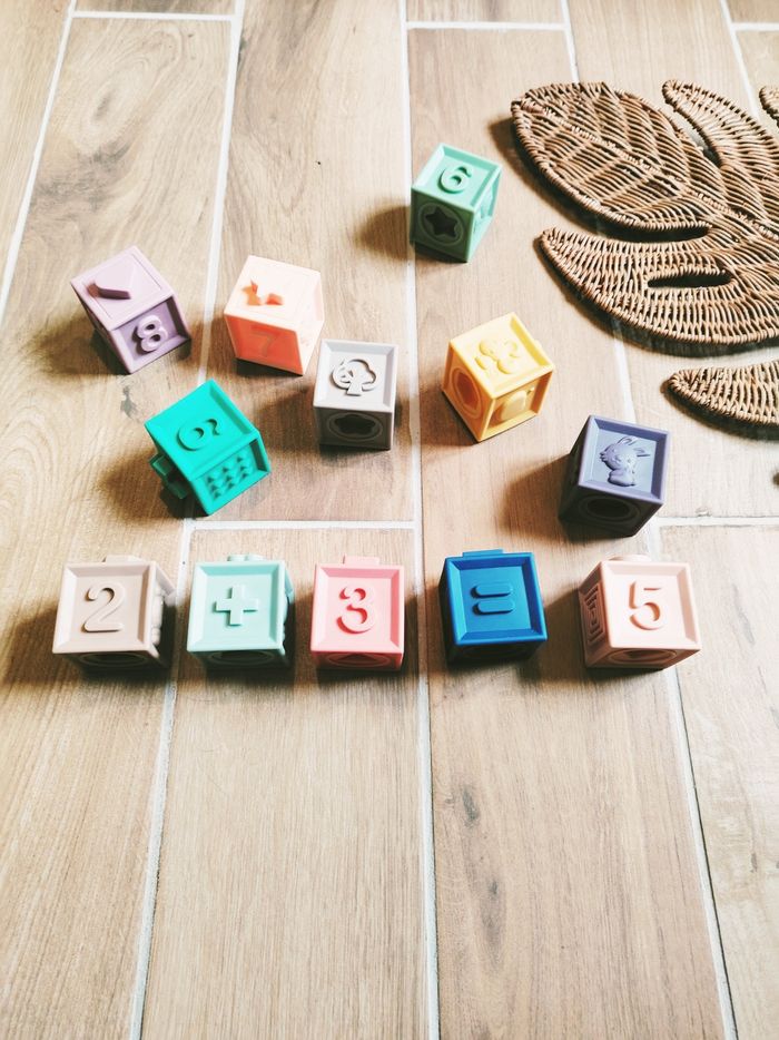 👶Lot de cubes blocs emboitables en plastique avec dessins et chiffres marque Vertbaudet