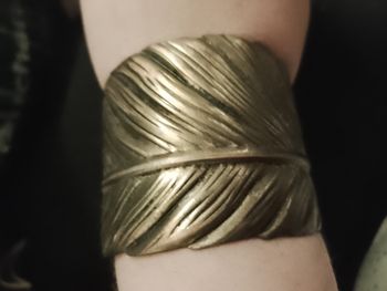 bracelet feuille en métal doré.
