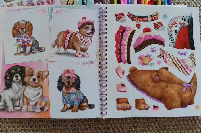Livres de coloriage Top Model + crayons + cadeaux , très bon état - photo numéro 3