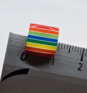 Paire de boucles d'oreilles.
Neuve. Carré multicolore