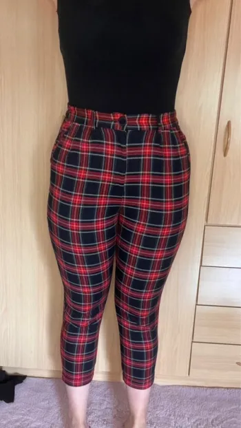 Pantalon rouge et noir