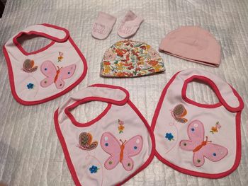 Lot de bavoirs et bonnets neufs